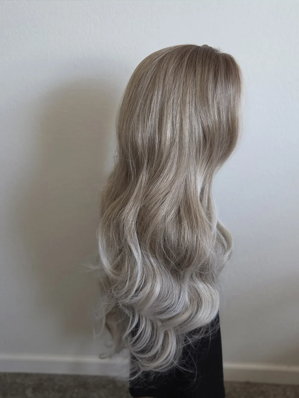 Nel's Wigs - Stevi 08 - blonde with light brunette mix Standard